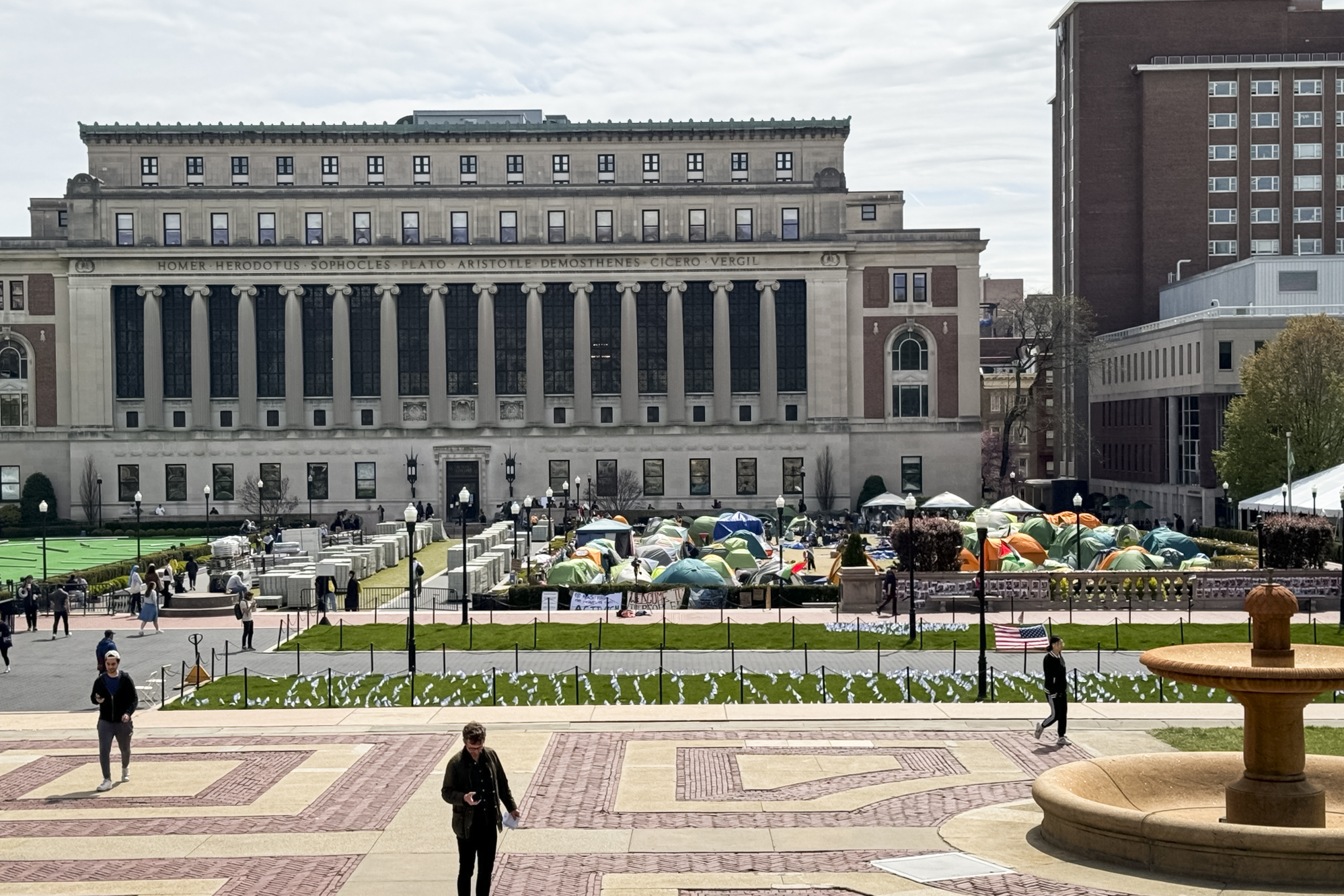 Sinh viên Đại học Columbia phản đối cuộc xung đột ở Gaza tại Đại học Columbia ở thành phố New York, hôm 27/04/2024. (Ảnh: Emel Akan/The Epoch Times)