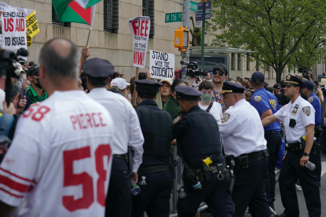 Cảnh sát kiểm soát các rào chắn bên ngoài Đại học Columbia sau khi một phụ nữ biểu tình bị bắt ở New York hôm 29/04/2024. (Ảnh: Enrico Trigoso/The Epoch Times)