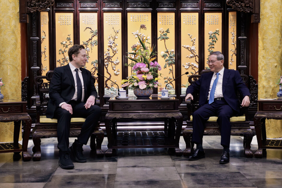 Nhà sáng lập kiêm Tổng giám đốc Tesla Elon Musk (bên trái) gặp gỡ Thủ tướng Trung Quốc Lý Cường (bên phải) tại Bắc Kinh, hôm 28/04/2024. (Ảnh: Wang Ye/Tân Hoa Xã qua AP)
