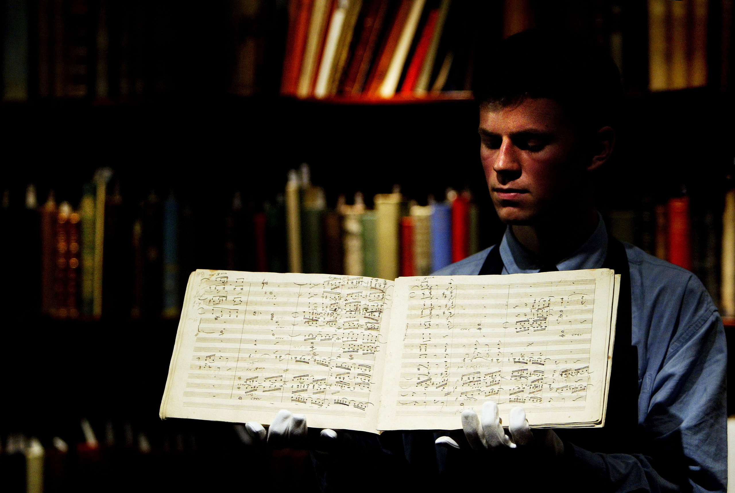 Ký hiệu âm nhạc cho ấn bản đầu tiên của Bản giao hưởng số 9 của Beethoven. Âm nhạc cổ điển tuân theo các quy tắc cấu trúc nghiêm ngặt và nhấn mạnh đáng kể về tỷ lệ, sự cân bằng và hòa âm. (Ảnh: Ian Waldie/Getty Images)