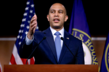 Lãnh đạo Thiểu số Hạ viện Hakeem Jeffries (Dân Chủ-New York) nói chuyện với các phóng viên trong một cuộc họp báo ở Trung tâm Du khách Quốc hội Hoa Kỳ ở Hoa Thịnh Đốn, hôm 11/04/2024. (Ảnh: Chip Somodevilla/Getty Images)