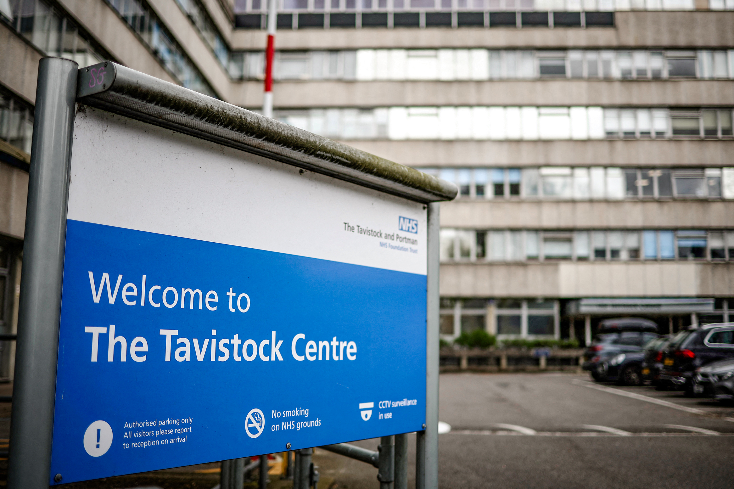 Trung tâm NHS Tavistock, dịch vụ phát triển nhận dạng giới tính đầu tiên cho trẻ em, tại London ngày 10/04/2024. (Ảnh: Henry Nicholls/AFP qua Getty Images)