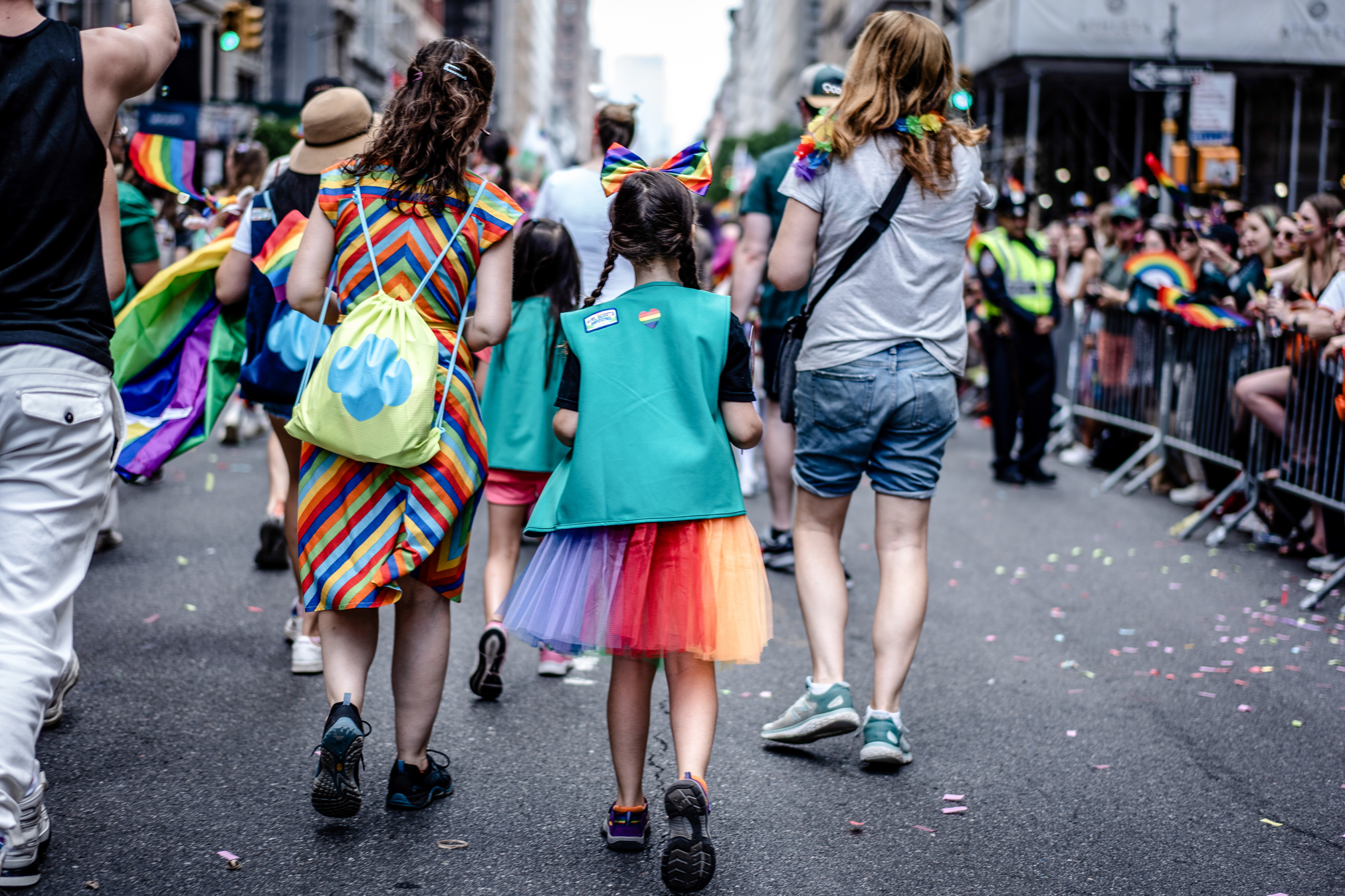 Một bé gái tại Cuộc diễn hành NYC Pride hàng năm tại Thành phố New York vào ngày 25/03/2023. (Ảnh: Samira Bouaou/The Epoch Times)
