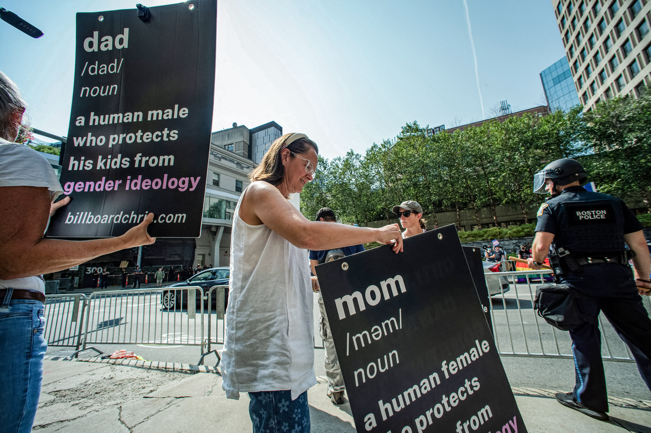 Người dân biểu tình phản đối các phương pháp điều trị và phẫu thuật “khẳng định giới tính” cho trẻ vị thành niên bên ngoài Bệnh viện Nhi đồng Boston tại Boston vào ngày 18/03/2022. (Ảnh: Joseph Prezioso/AFP qua Getty Images)