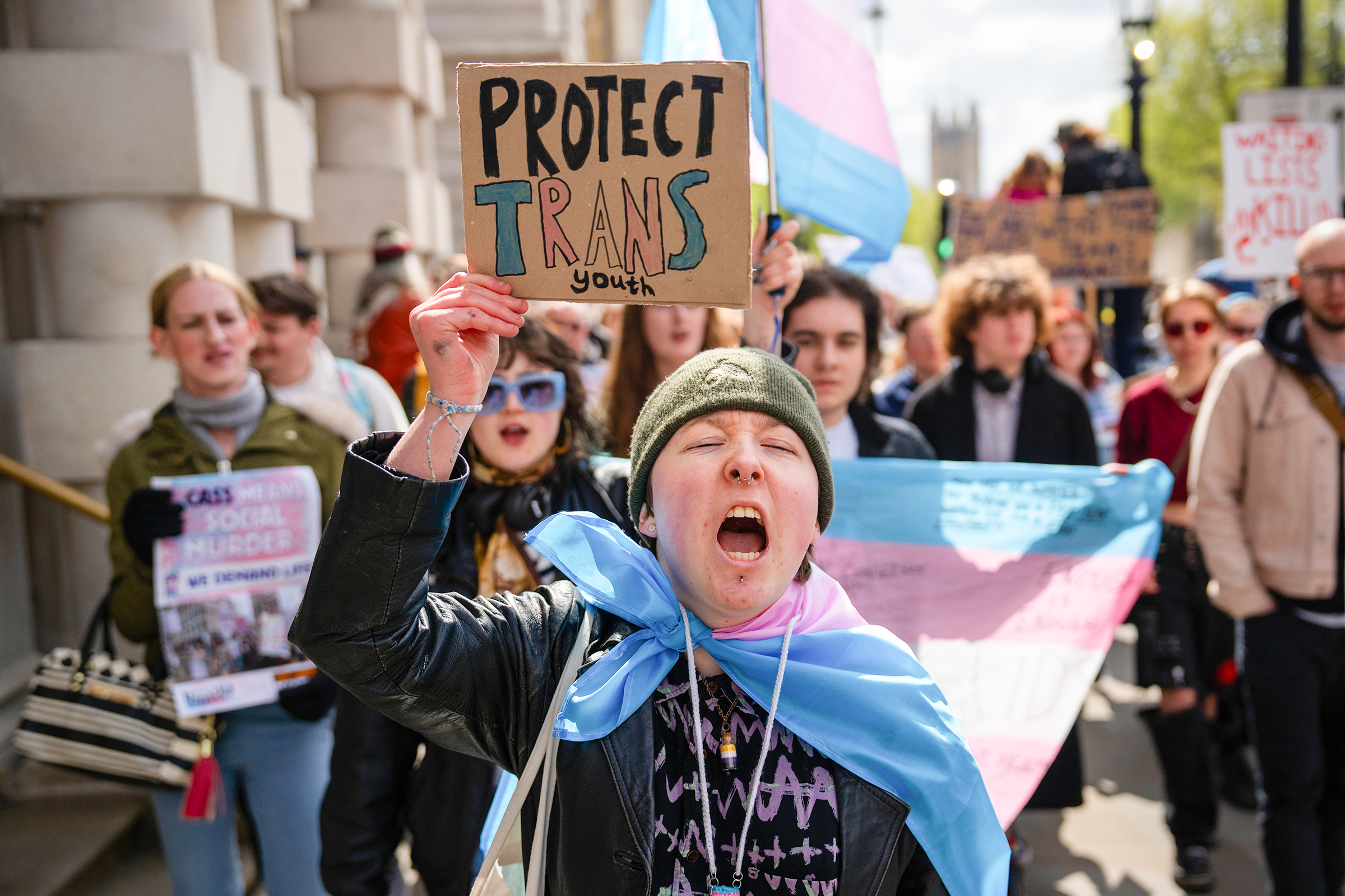 Các nhà hoạt động vì quyền của người chuyển giới tham gia cuộc biểu tình phản đối lệnh cấm thuốc ức chế hormone vào ngày 20/04/2024 ở London, Anh. (Ảnh: Carl Court/Getty Images)