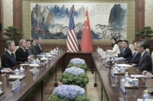 Ngoại trưởng Hoa Kỳ Antony Blinken (bên trái) tham dự cuộc họp với Bộ trưởng ngoại giao Trung Quốc Vương Nghị (bên phải) tại Nhà khách tỉnh Điếu Ngư ở Bắc Kinh hôm 26/04/2024. (Ảnh: Mark Schiefelbein/POOL/AFP)