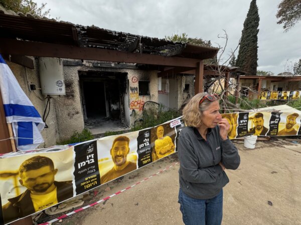 Bà Rachel Stalmer, một cư dân ở khu định cư Kfar Aza, trưng bày cho một du khách xem một số mất mát tồi tệ nhất của đợt tấn công ngày 07/10 tại địa điểm này, trong chuyến tham quan hôm 07/03/2024. (Ảnh: Dan M. Berger/The Epoch Times)