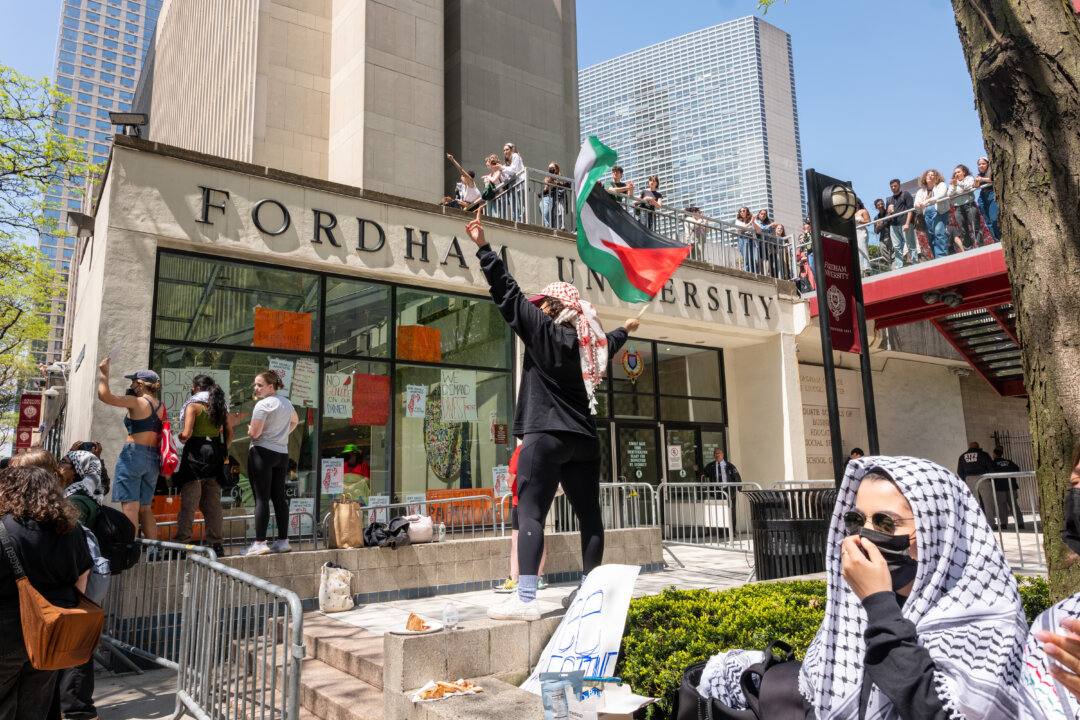 Những người biểu tình ủng hộ Palestine tụ tập bên ngoài khuôn viên Trung tâm Lincoln của Fordham sau khi một nhóm dựng trại bên trong tòa nhà này ở thành phố New York, hôm 01/05/2024. (Ảnh: Spencer Platt/Getty Images)