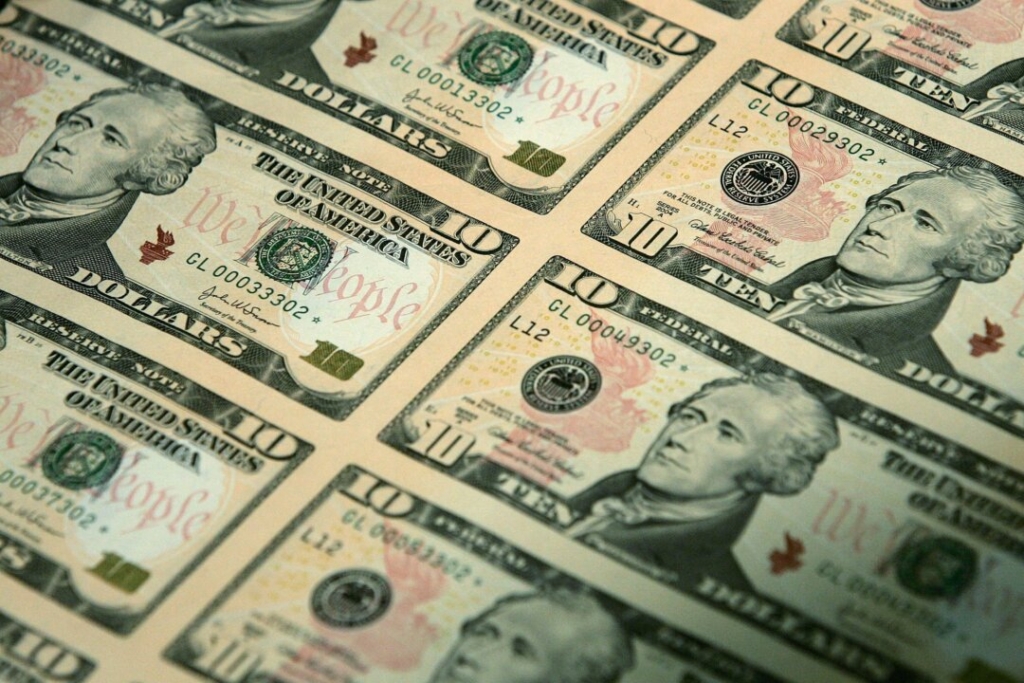 Các biện pháp trừng phạt bằng USD trong gói viện trợ Ukraine gây rủi ro cho đặc quyền của đồng tiền này