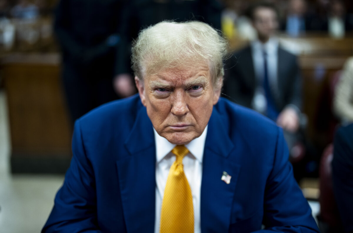 Cựu Tổng thống Donald Trump tham dự phiên tòa xét xử ông với các cáo buộc che đậy các khoản thanh toán “tiền bịt miệng” tại Tòa án Hình sự Manhattan, tại thành phố New York, hôm 02/05/2024. (Ảnh: Doug Mills-Pool/Getty Images)