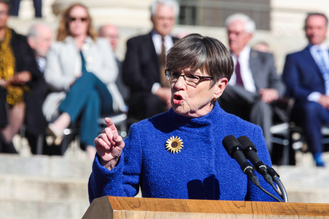 Thống đốc tiểu bang Kansas Laura Kelly có bài diễn văn nhậm chức cho nhiệm kỳ bốn năm thứ hai, tại bậc thang phía nam của Tòa nhà Quốc hội Tiểu bang ở Topeka, Kansas, vào ngày 09/01/2023. (Ảnh: John Hanna/AP Photo)