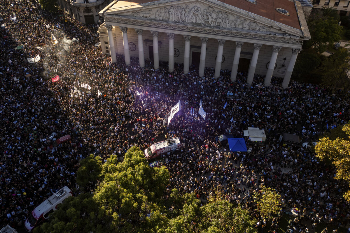 Ảnh chụp trên cao: Cuộc tuần hành phản đối việc điều chỉnh ngân sách đối với các trường đại học công lập tại Buenos Aires, Argentina, hôm 23/04/2024. (Ảnh: Tomas Cuesta/AFP qua Getty Images)