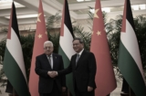 Thủ tướng Trung Quốc Lý Cường (phải) tiếp đón Tổng thống Palestine Mahmud Abbas tại Đại lễ đường Nhân dân ở Bắc Kinh, vào ngày 15/06/2023. (Ảnh: Jade Gao/Pool/AFP)