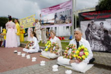 Các học viên Pháp Luân Công tập trung tại quảng trường phía trước Ga Finlyandsky ở Saint Petersburg, Nga, vào ngày 20/07/2013, để tưởng nhớ các học viên bị bức hại đến tử vong ở Trung Quốc. (Ảnh: Irina Oshirova/The Epoch Times)