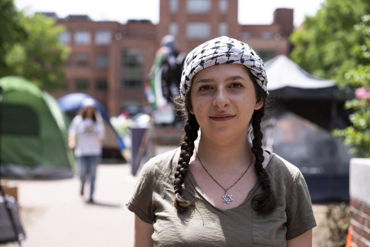 Cô Miriam, sinh viên chuyên ngành tâm lý học năm thứ hai tại một khu trại của sinh viên biểu tình tại trường Đại học George Washington ở Hoa Thịnh Đốn, hôm 03/05/2024. (Ảnh: Madalina Vasiliu/The Epoch Times)