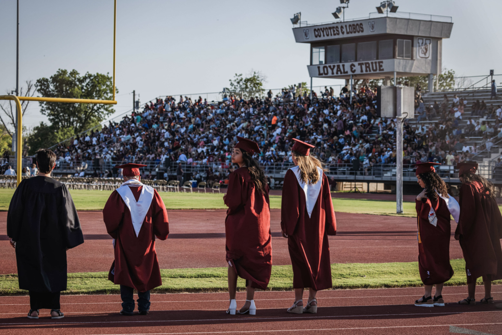 Học sinh trung học xếp hàng dự lễ tốt nghiệp ở Uvalde, Texas, vào ngày 24/06/2022. (Ảnh: Jordan Vonderhaar/Getty Images)