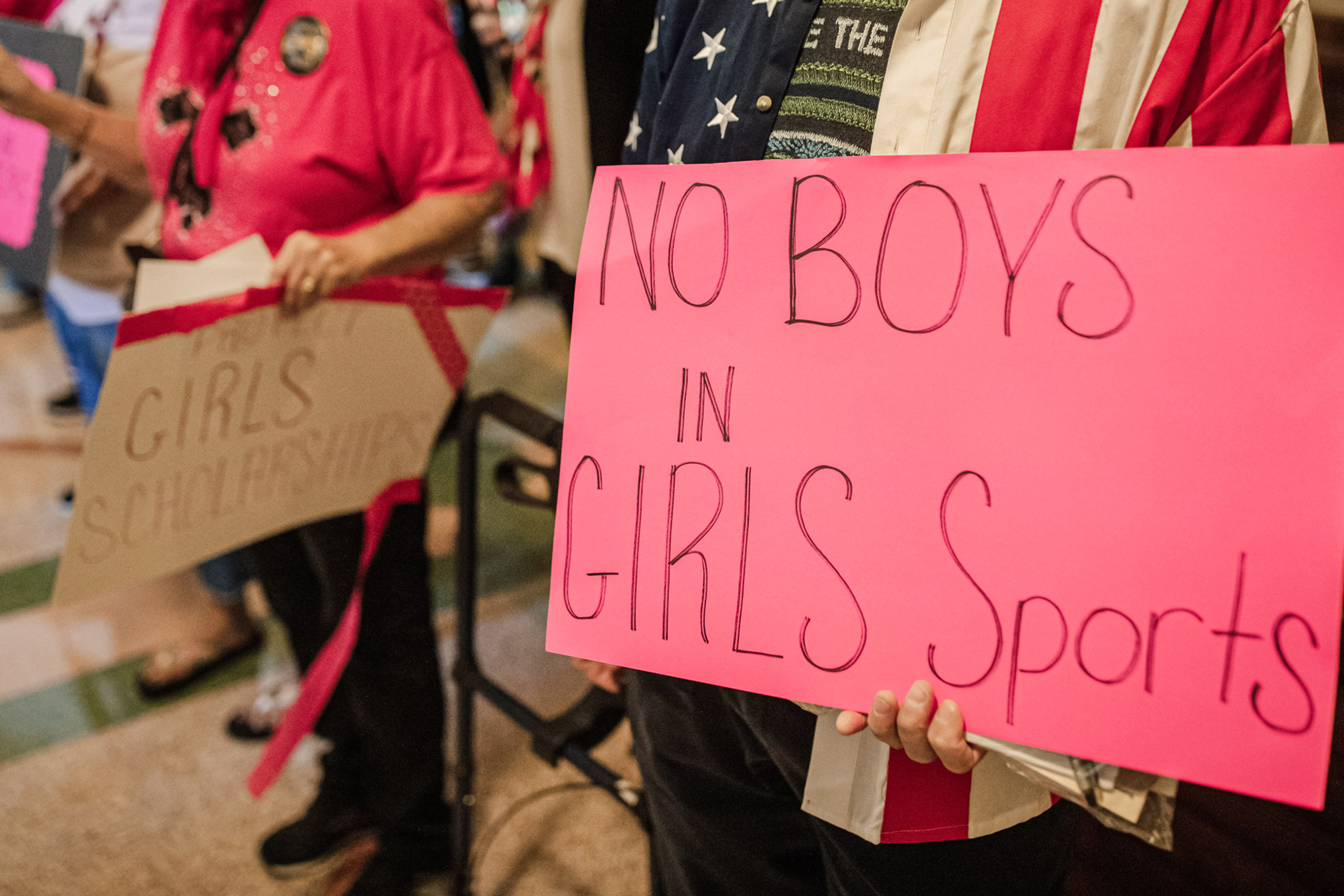 Những người biểu tình ủng hộ các môn thể thao và điền kinh chỉ dành cho nữ giới trong trường học tập trung tại Tòa nhà Lập pháp Tiểu bang Texas ở Austin, ngày 20/09/2021. (Ảnh: Tamir Kalifa/Getty Images)