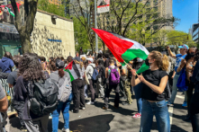 Cô Riley Kerr vẫy cờ Palestine tại cuộc biểu tình của Đại học Fordham hôm 01/05/2024. (Ảnh: Juliette Fairley/The Epoch Times)