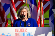 Thượng nghị sĩ Joni Ernst (Cộng Hòa-Iowa) nói trong một cuộc tuần hành ủng hộ Israel ở Hoa Thịnh Đốn hôm 14/11/2023. (Ảnh: Madalina Vasiliu/The Epoch Times)