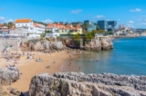 Praia da Rainha, một bãi biển nhỏ ở Cascais, Bồ Đào Nha, nằm ẩn mình giữa những vách đá. (Ảnh: trabantos/Shutterstock)