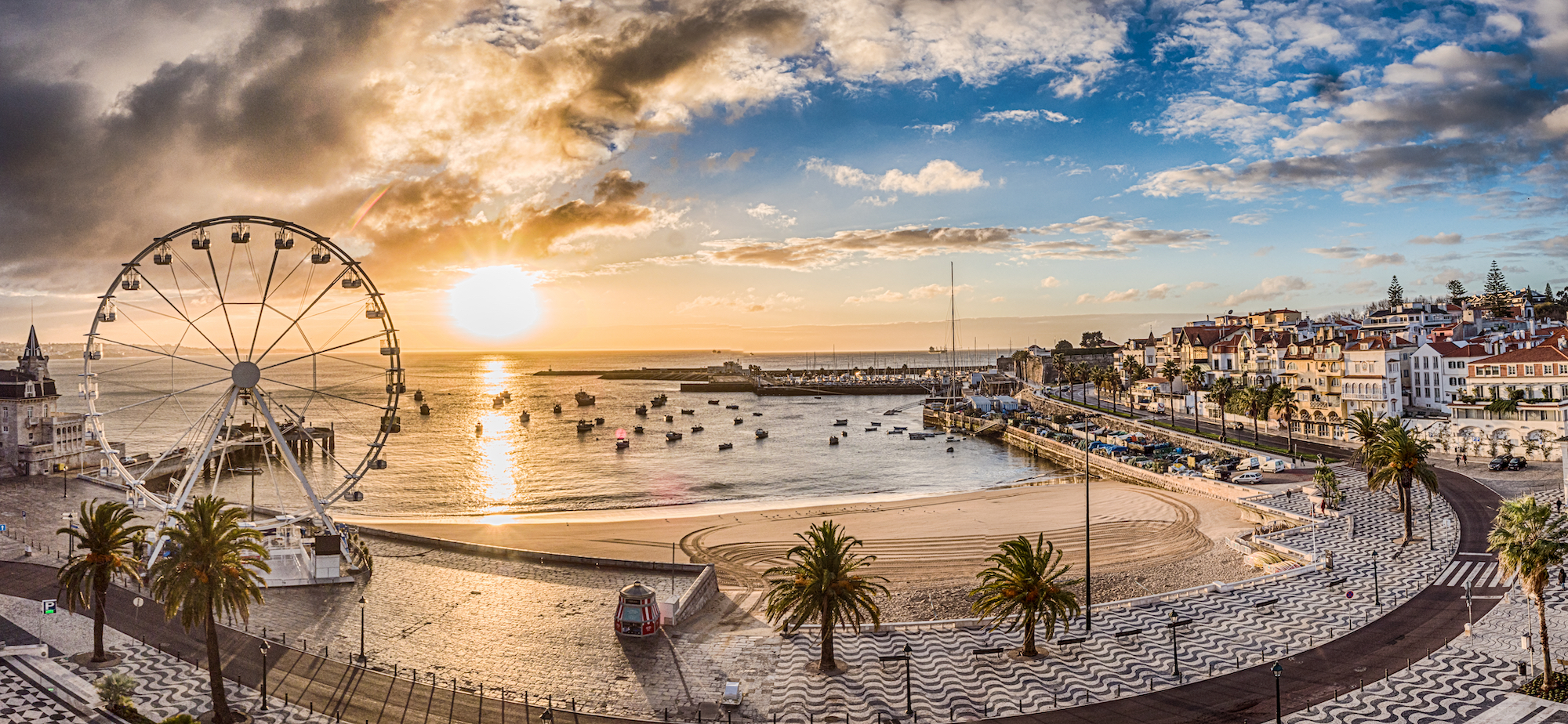 Praia da Ribeira là một bãi biển nhộn nhịp nằm ngay cạnh quảng trường thị trấn. (Ảnh: Nowaczyk/Shutterstock)