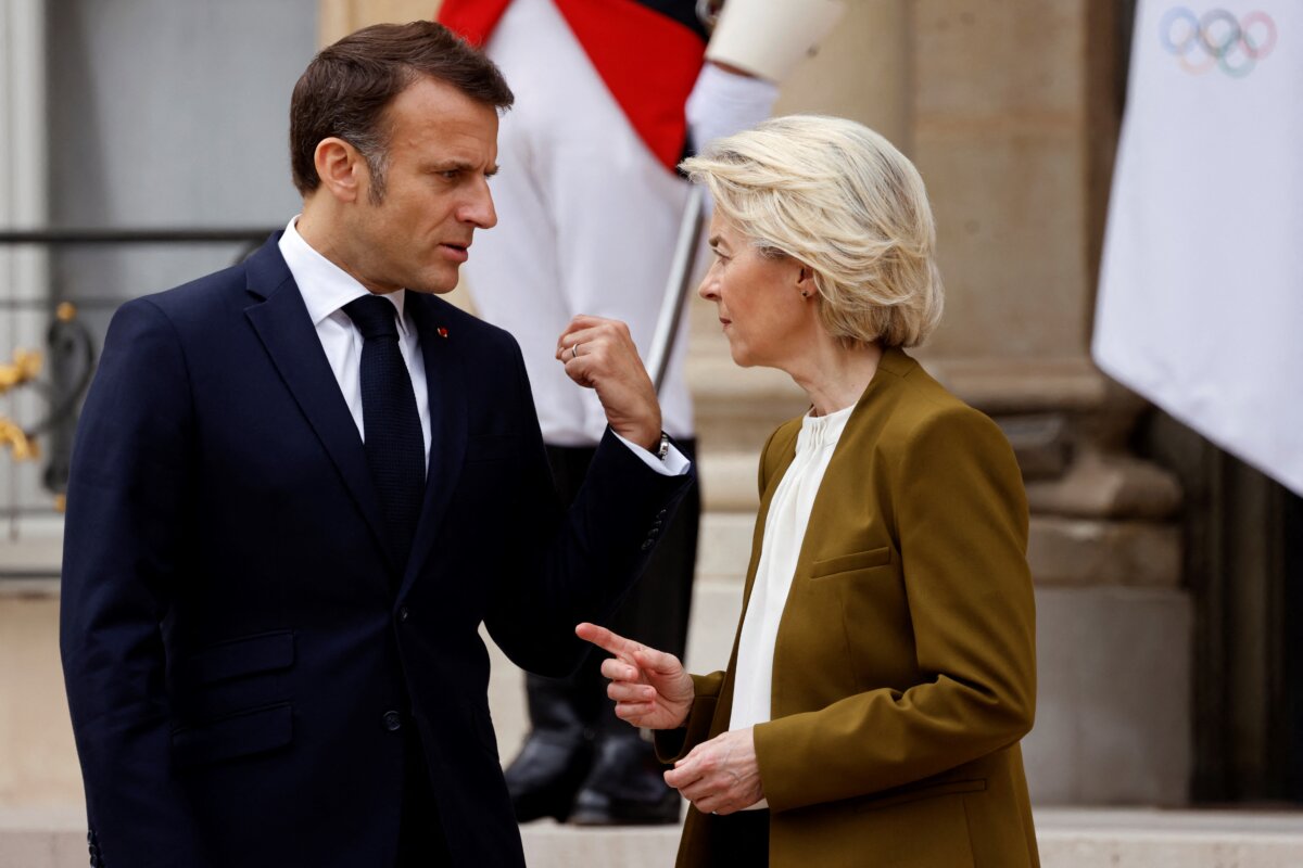 Tổng thống Pháp Emmanuel Macron nói chuyện với Chủ tịch Ủy ban Âu Châu Ursula von der Leyen khi họ rời đi sau khi tổ chức một cuộc gặp ba bên với sự tham gia của lãnh đạo Trung Quốc Tập Cận Bình, trong khuôn khổ chuyến thăm cấp quốc gia kéo dài hai ngày của ông Tập, tại Điện Elysee ở Paris, hôm 06/05/2024. (Ảnh: Ludovic Marin/AFP qua Getty Images)