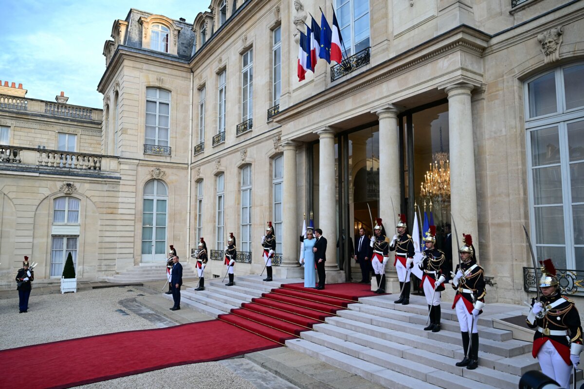 Tổng thống Pháp Emmanuel Macron (phải) cùng Đệ nhất Phu nhân Brigitte Macron chờ để chào đón lãnh đạo Trung Quốc Tập Cận Bình và phu nhân Bành Lệ Viện trong bữa tiệc quốc yến chính thức trong khuôn khổ chuyến thăm cấp quốc gia hai ngày của ông Tập tới Pháp, tại Điện Elysee ở Paris, hôm 06/05/2024. (Ảnh: Miguel Medina /AFP qua Getty Images)