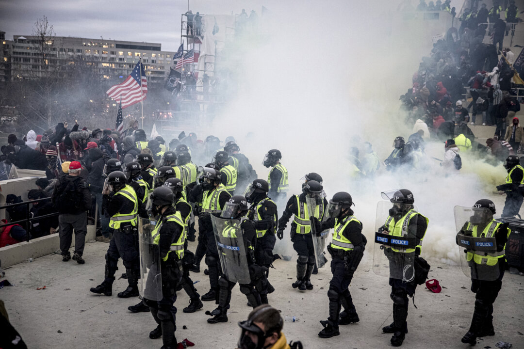 Các sĩ quan Cảnh sát Quốc hội sử dụng bình xịt hơi cay và khí cay để giải tán những người biểu tình ra khỏi Tòa nhà Quốc hội Hoa Kỳ ở Hoa Thịnh Đốn vào ngày 06/01/2021. (Ảnh: Brent Stirton/Getty Images)