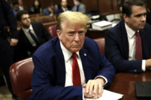 Cựu Tổng thống Donald Trump tham dự phiên tòa xét xử vì bị cáo buộc che đậy các khoản thanh toán tiền bịt miệng liên quan đến ngoại tình, tại Tòa án Hình sự Manhattan ở thành phố New York, hôm 06/05/2024. (Ảnh: Peter Foley/Pool/AFP qua Getty Images)