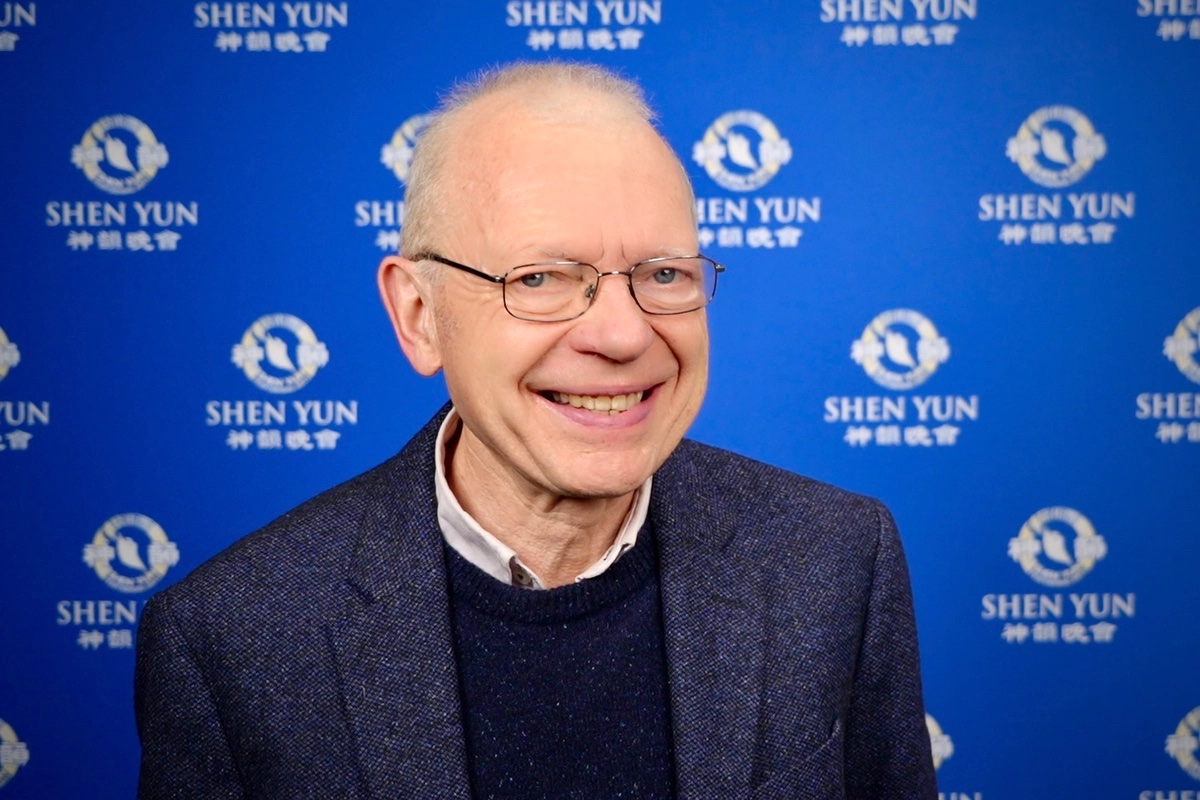 Nam tước Anh Philip Alexander Hunt của vùng King’s Heath thưởng thức Nghệ thuật Biểu diễn Shen Yun tại Trung tâm Hội nghị Quốc tế ở Birmingham, Vương quốc Anh, hôm 31/12/2023. (Ảnh: Đài truyền hình NTD)