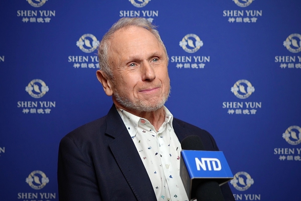 Cựu nghệ sỹ múa của Đoàn múa ballet The Royal Ballet, ông Wayne Sleep, thưởng thức Nghệ thuật Biểu diễn Shen Yun tại Nhà hát Eventim Apollo ở London hôm 02/02/2024. (Ảnh: Mary Mann/The Epoch Times)
