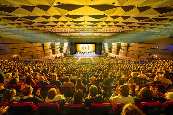 Đoàn Nghệ thuật Biểu diễn Shen Yun Kỷ Nguyên Mới chào khán giả trước khi hạ màn tại Trung tâm Hội nghị Quốc tế Paris (Palais des Congrès de Paris) ở Paris, Pháp hôm 05/05/2024. (Ảnh: The Epoch Times)