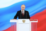 Tổng thống đắc cử của Nga Vladimir Putin tuyên thệ nhậm chức trong một buổi lễ tại Điện Kremlin ở Moscow, hôm 07/05/2024. (Ảnh: Alexander Kazakov/Pool/AFP qua Getty Images)