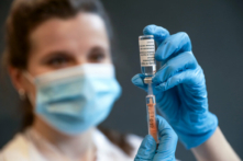 Dược sĩ lâm sàng Ellie Morton chuẩn bị chích ngừa vaccine Covid-19 Oxford AstraZeneca tại trung tâm chích ngừa cộng đồng tại khuôn viên Penrhyn Road của Đại học Kingston ở London, Anh, vào ngày 12/3/2021. (Ảnh: Chris Jackson/Getty Images)
