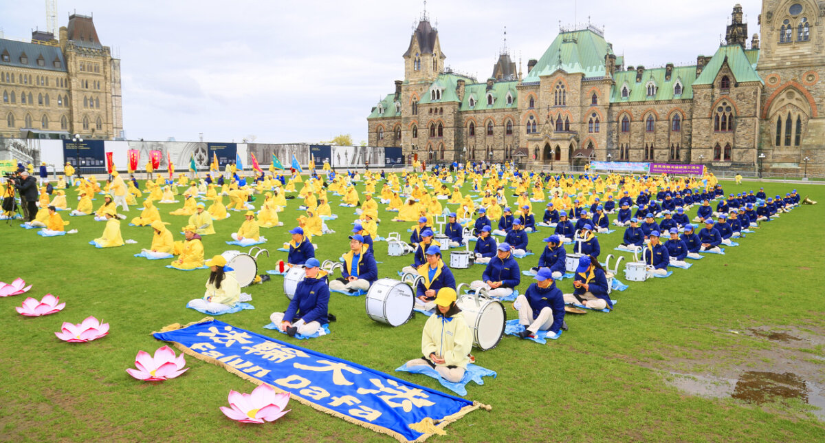 Các học viên Pháp Luân Công biểu diễn bài công pháp thiền định tại Đồi Nghị viện trong lễ kỷ niệm “Ngày Pháp Luân Đại Pháp” ở Ottawa, Canada, hôm 08/05/2024. (Ảnh: Jonathan Ren/The Epoch Times)