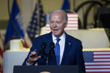 Tổng thống Joe Biden nói với các khách mời trong một sự kiện tại Trung tâm iMet của Trường Cao đẳng Kỹ thuật Gateway ở Sturtevant, Wisconsin, hôm 08/05/2024. (Ảnh: Scott Olson/Getty Images)