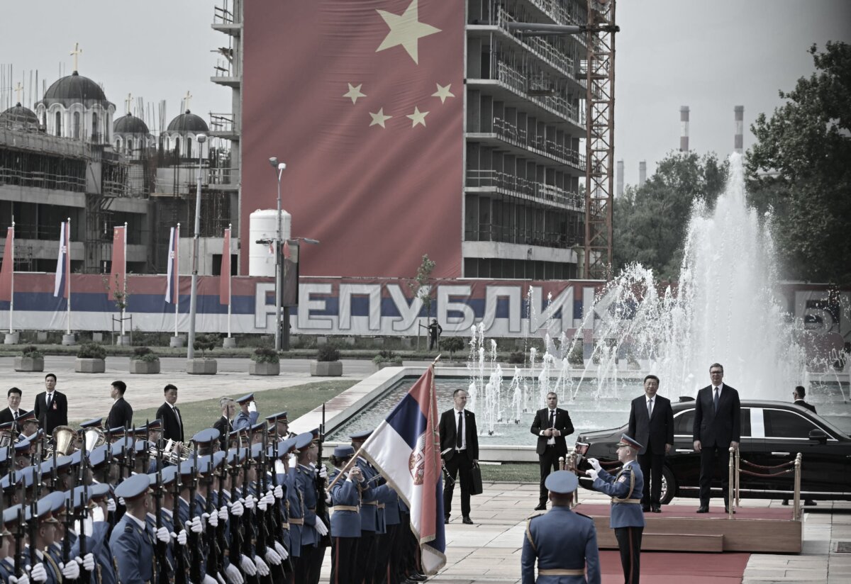 Tổng thống Serbia Aleksandar Vucic (phải) đứng cạnh lãnh đạo Đảng Cộng sản Trung Quốc Tập Cận Bình trong buổi lễ tiếp đón ở Belgrade, hôm 08/05/2024. (Ảnh: Elvis Barukcic/AFP qua Getty Images)