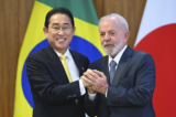 Tổng thống Brazil Luiz Inácio Lula da Silva (bên phải) và Thủ tướng Nhật Bản Fumio Kishida được nhìn thấy trong một cuộc họp báo tại Cung điện Planalto ở Brasilia, Brazil, hôm 03/05/2024. (Ảnh: Ton Molina/Bloomberg qua Getty Images)