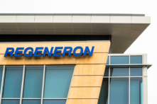 Logo của công ty Dược phẩm Regeneron trên một tòa nhà tại khuôn viên Westchester của công ty ở Tarrytown, bang New York, vào ngày 17 tháng 9 năm 2020. (Brendan McDermid / Reuters)