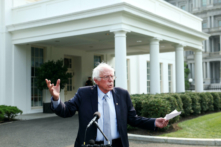 Thượng nghị sĩ Hoa Kỳ Bernie Sanders (Độc Lập-Vermont) nói chuyện với giới truyền thông bên ngoài Tòa Bạch Ốc tại Hoa Thịnh Đốn ngày 17/07/2023. (Ảnh: Kevin Dietsch/Getty Images)