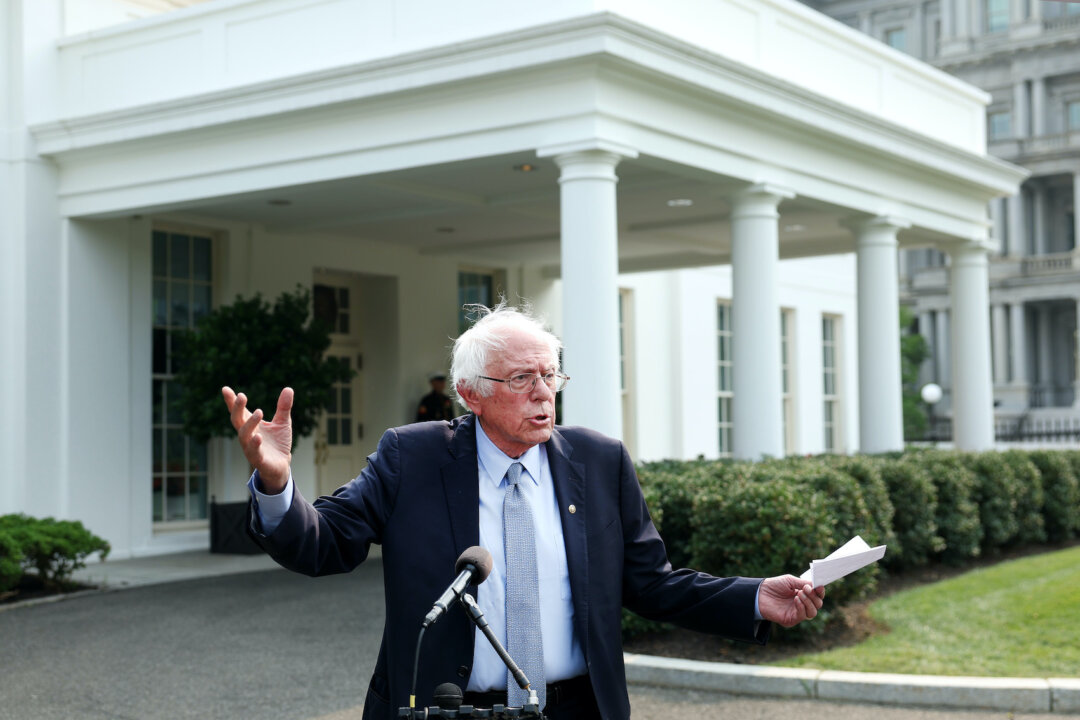 Thượng nghị sĩ Hoa Kỳ Bernie Sanders (Độc Lập-Vermont) nói chuyện với giới truyền thông bên ngoài Tòa Bạch Ốc tại Hoa Thịnh Đốn ngày 17/07/2023. (Ảnh: Kevin Dietsch/Getty Images)