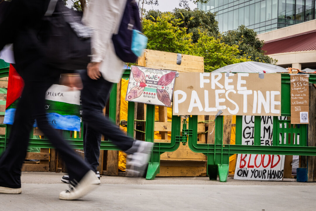 Sinh viên tại Đại học California Irvine biểu tình phản đối cuộc xung đột Israel/Gaza, ở Irvine, California, hôm 02/05/2024. (Ảnh: John Fredricks/The Epoch Times)