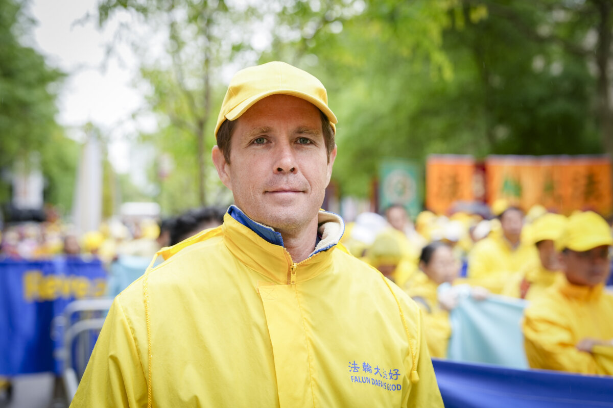 Ông Ben Smith tham gia cuộc diễn hành kỷ niệm Ngày Pháp Luân Đại Pháp Thế giới đồng thời kêu gọi chấm dứt cuộc đàn áp ở Trung Quốc, tại thành phố New York, hôm 10/05/2024. (Ảnh: Samira Bouaou/The Epoch Times)