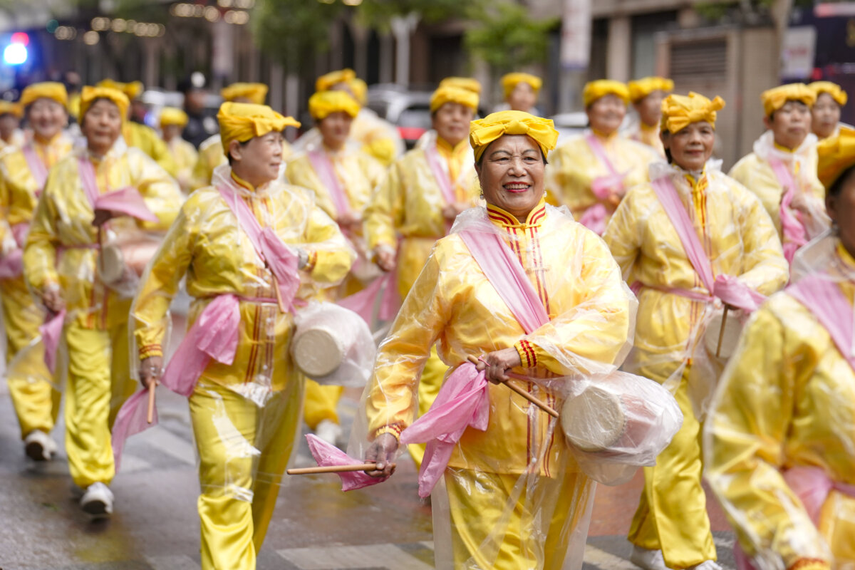 Những người phụ nữ biểu diễn trống lưng trong cuộc diễn hành kỷ niệm Ngày Pháp Luân Đại Pháp Thế, tại thành phố New York, hôm 10/05/2024. (Ảnh: Samira Bouaou/The Epoch Times)