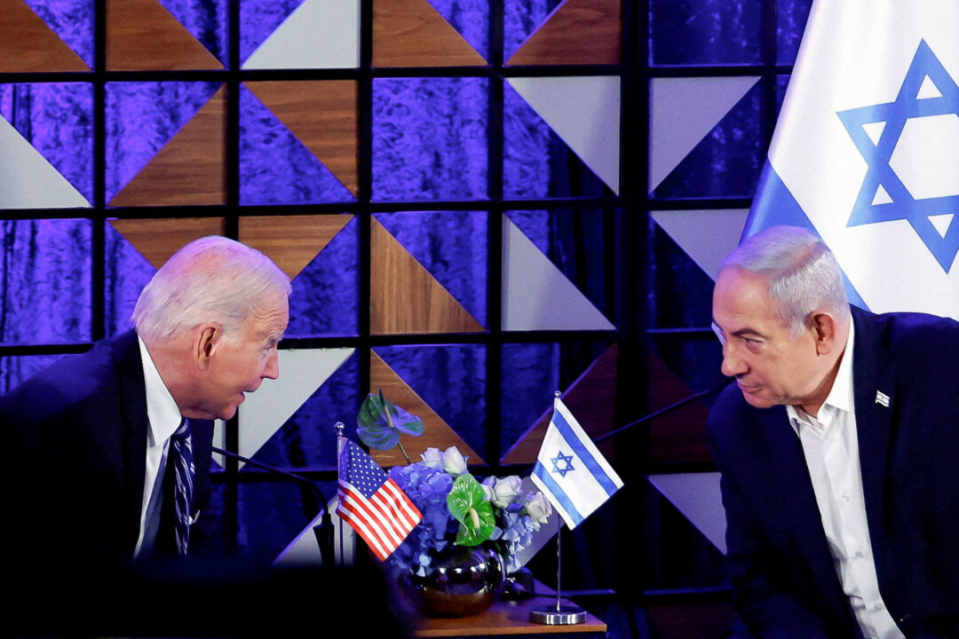 Tổng thống Joe Biden tham dự một cuộc họp với Thủ tướng Israel Netanyahu (bên phải) tại Tel Aviv, Israel, vào ngày 18/10/2023. (Ảnh: Evelyn Hockstein/Reuters)