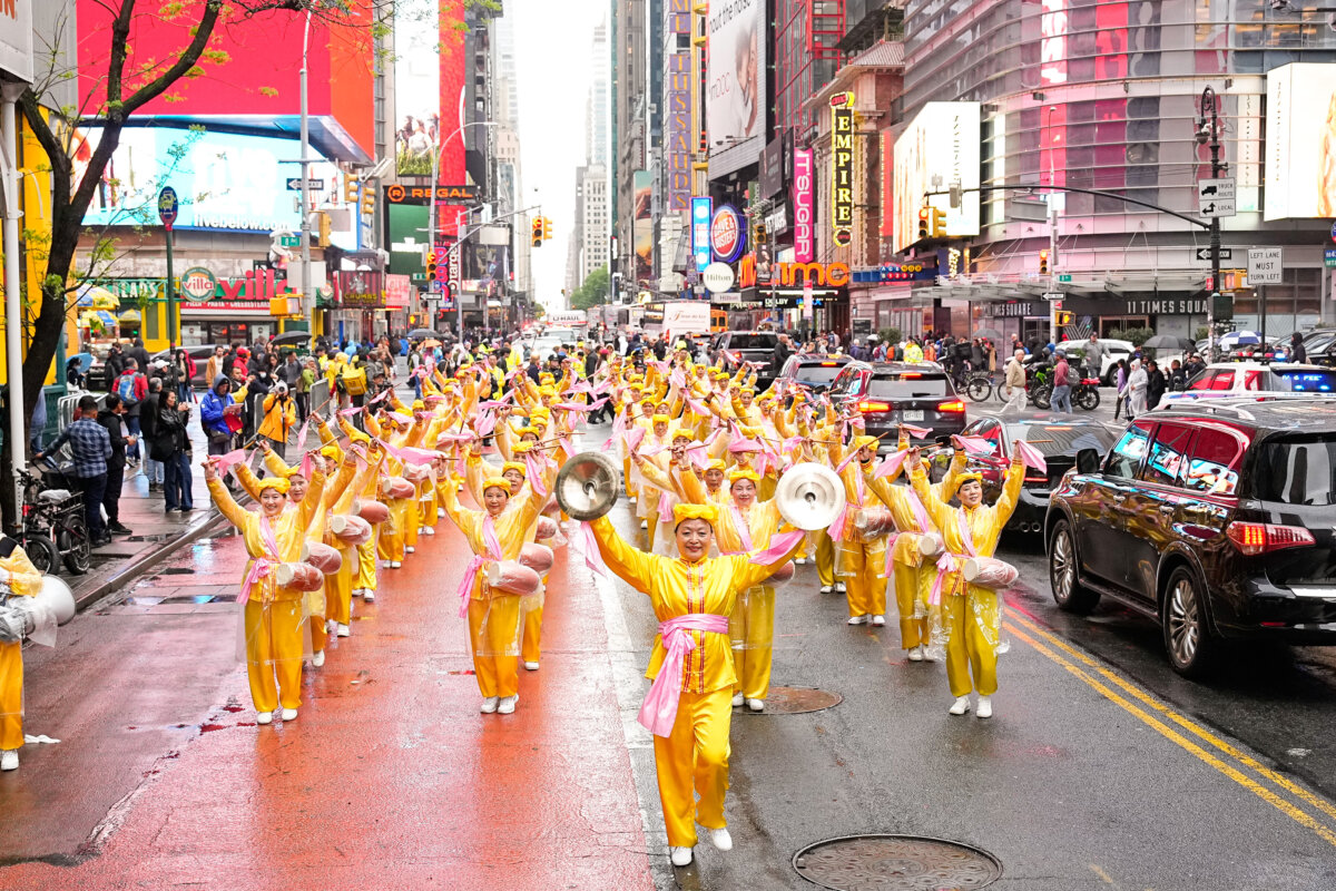 Hàng ngàn người diễn hành ở New York mừng Ngày Pháp Luân Đại Pháp Thế giới, phơi bày cuộc đàn áp của ĐCSTQ