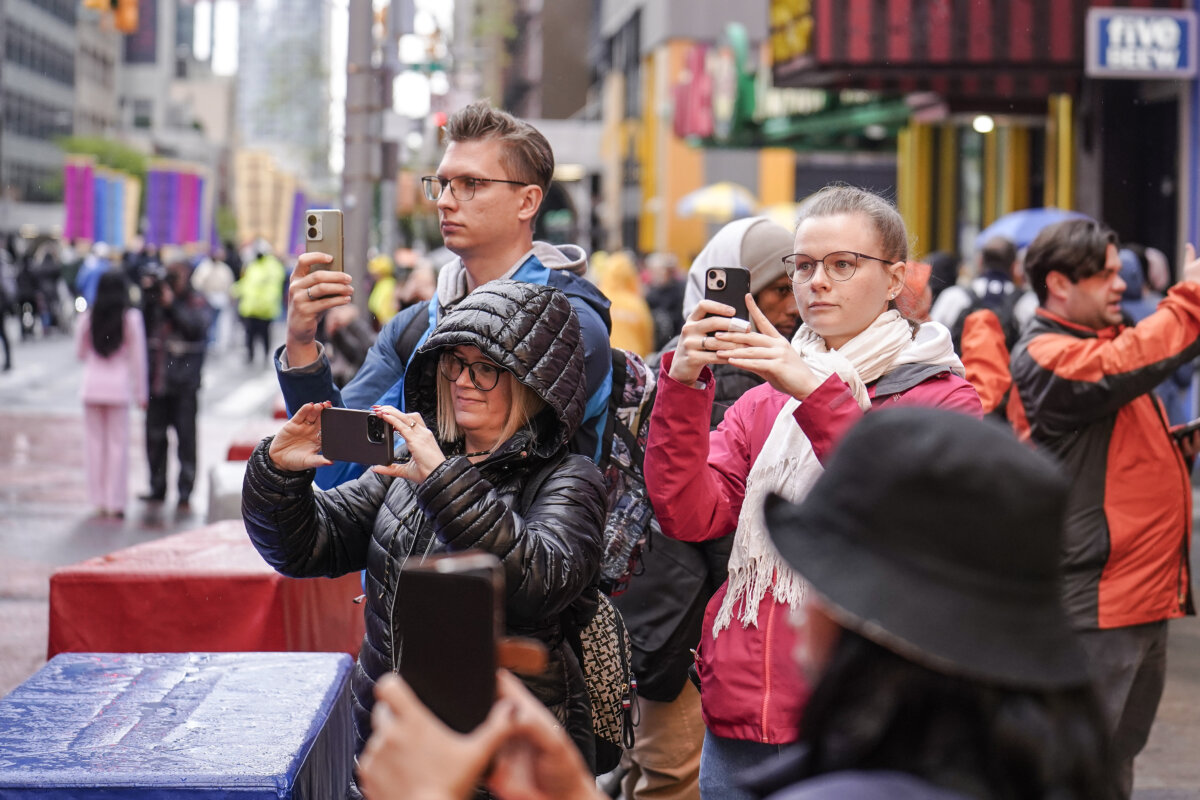 Hàng ngàn người diễn hành ở New York mừng Ngày Pháp Luân Đại Pháp Thế giới, phơi bày cuộc đàn áp của ĐCSTQ