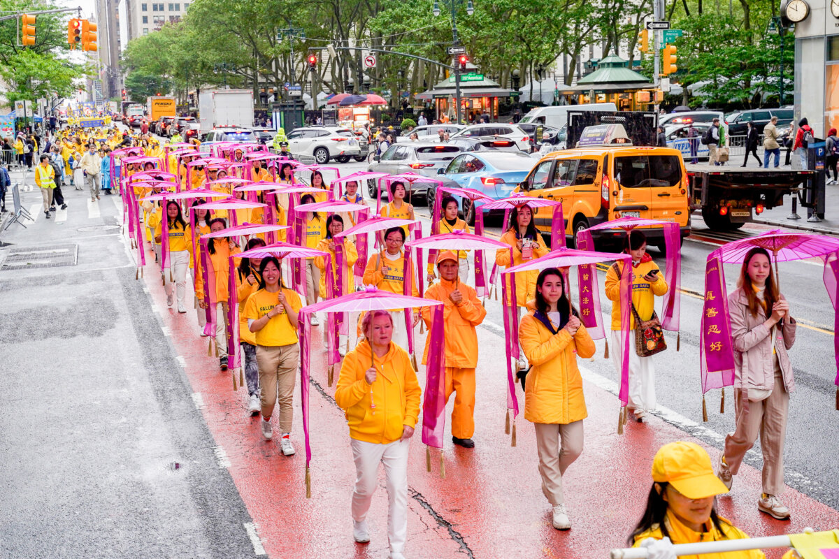 Hàng ngàn người diễn hành ở New York mừng Ngày Pháp Luân Đại Pháp Thế giới, phơi bày cuộc đàn áp của ĐCSTQ
