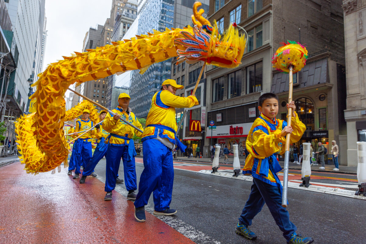 Hàng ngàn người diễn hành ở New York mừng Ngày Pháp Luân Đại Pháp Thế giới, phơi bày cuộc đàn áp của ĐCSTQ