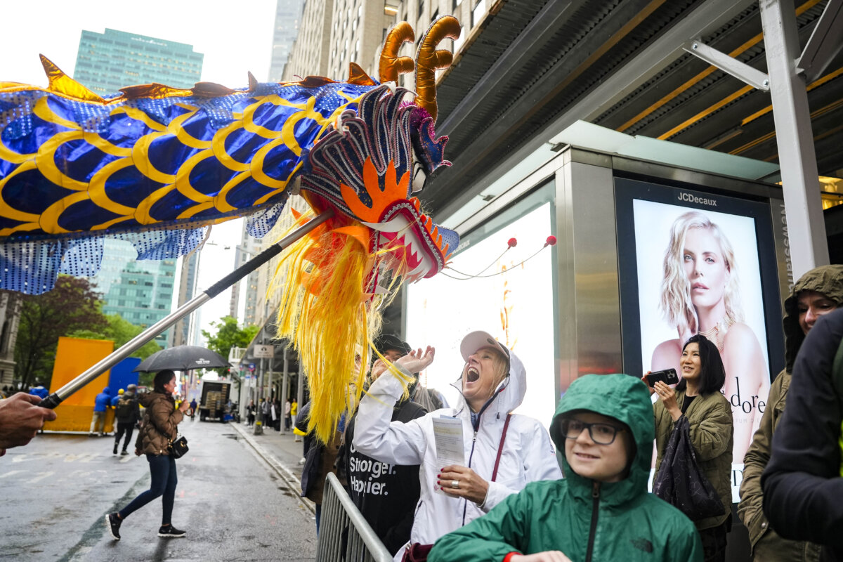 Hàng ngàn người diễn hành ở New York mừng Ngày Pháp Luân Đại Pháp Thế giới, phơi bày cuộc đàn áp của ĐCSTQ